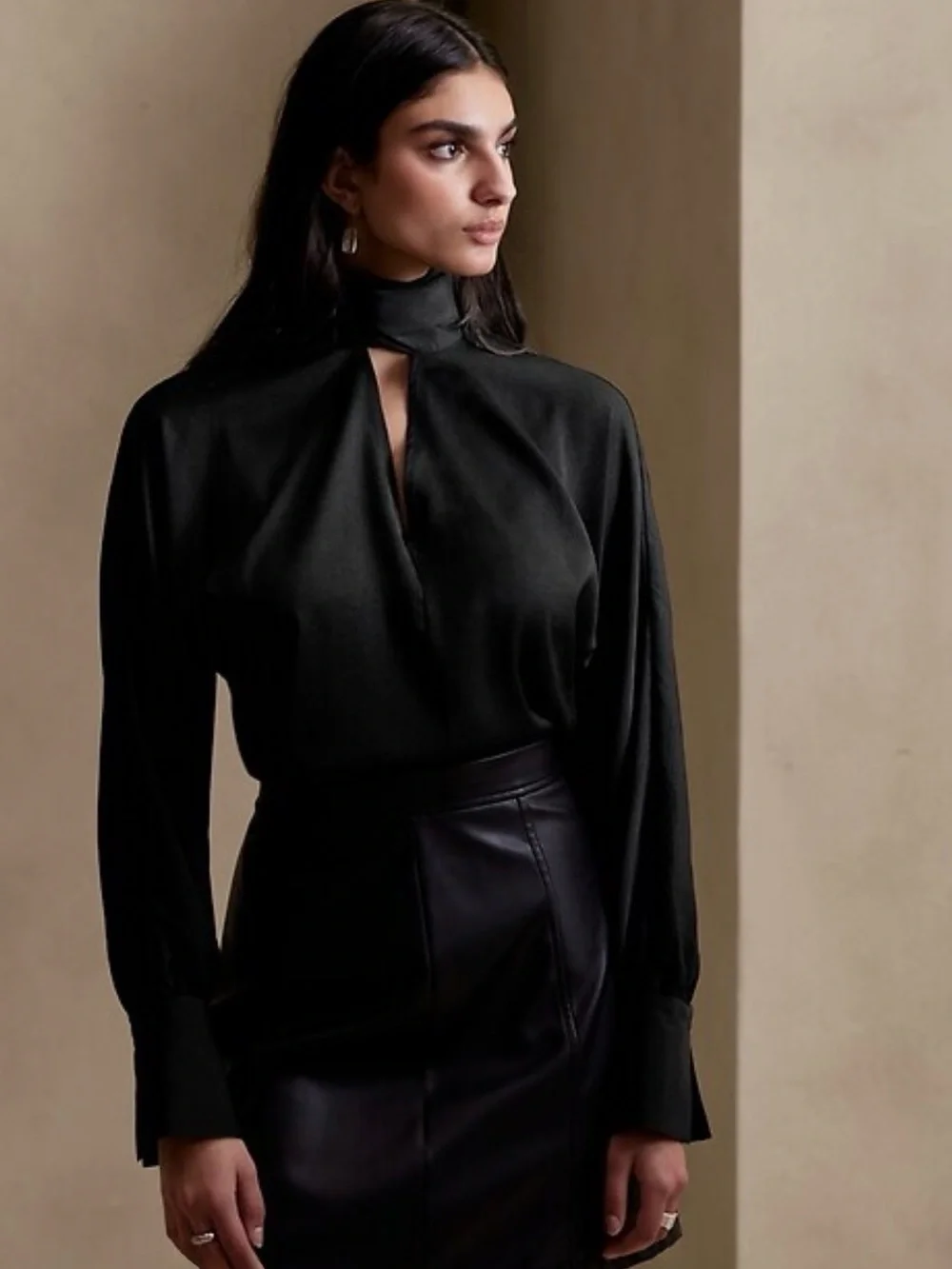 BNWT Banana Republic Black Scarf Tie Neck Blouse Large Sold Out Office Chic - Picture 7 of 11